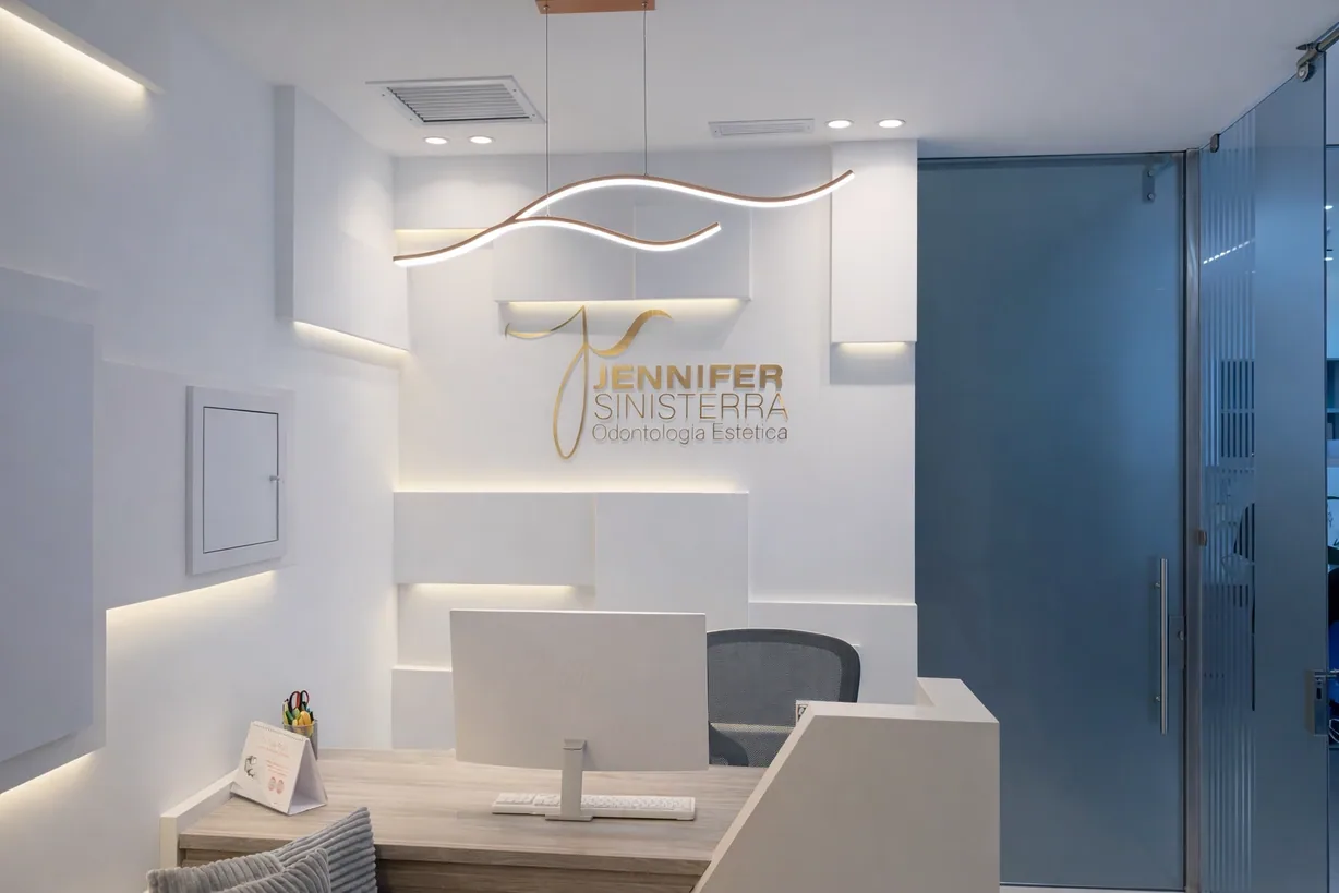 Reception and consultation area with Dra. Jennifer Sinisterra branding